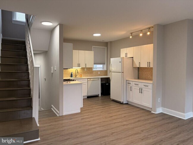 Building Photo - 2917 W Girard Ave