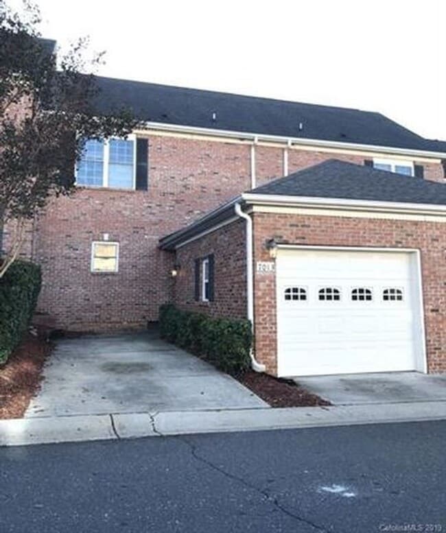 Building Photo - Now Renting charming  2 bedroom 2.5 bath town home In South Charlotte!