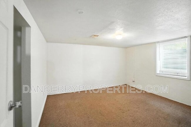 Building Photo - 822 Searles Rd