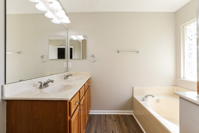 Building Photo - 7114 Tarpon Ct