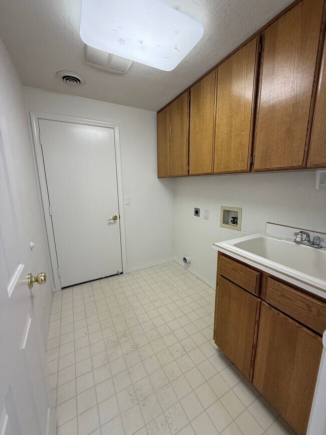 Building Photo - Immaculate 3 bedroom, 2 bath home in desirable Medford Neighborhood!
