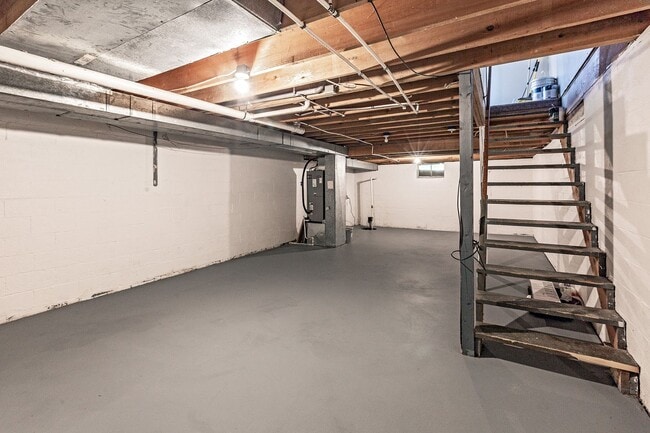 Building Photo - 2 bedroom, 2.5 bath end unit townhome in Newark