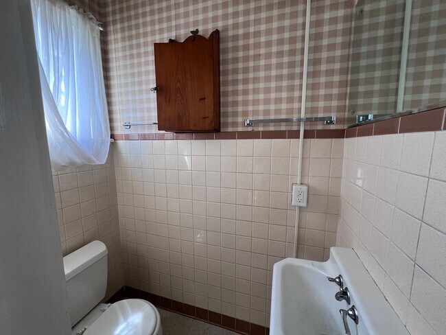 Building Photo - 3 Bedroom Duplex on a Brick Cul-de-sac, Blocks From Eastown and Cherry Hill!