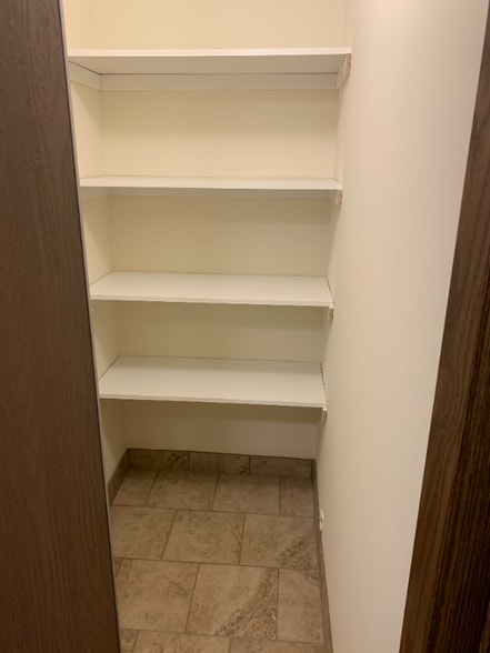 Building Photo - 995 St Albans St N