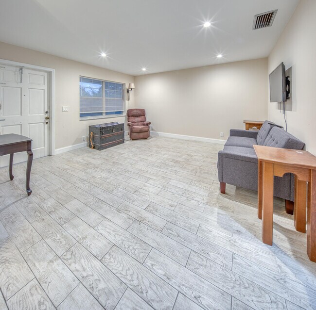 Building Photo - 301 S Lakeside Dr