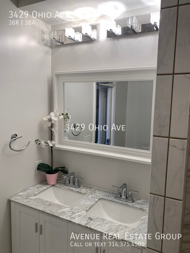 Building Photo - Beautifully Renovated Townhouse