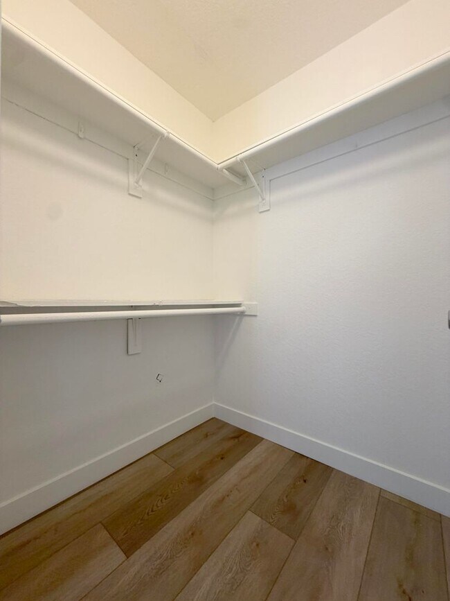 Building Photo - Alhambra Dr