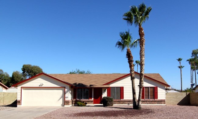 Building Photo - 1138 E Avenida Grande