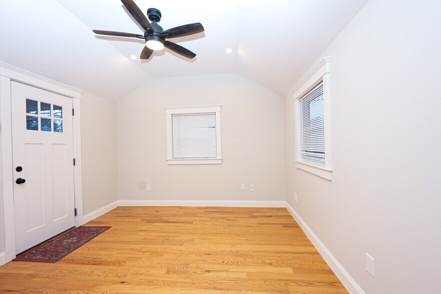 Building Photo - 85 Oak St