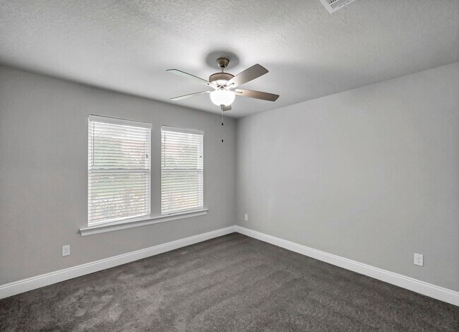 Building Photo - Stunning Rental in Navarre!