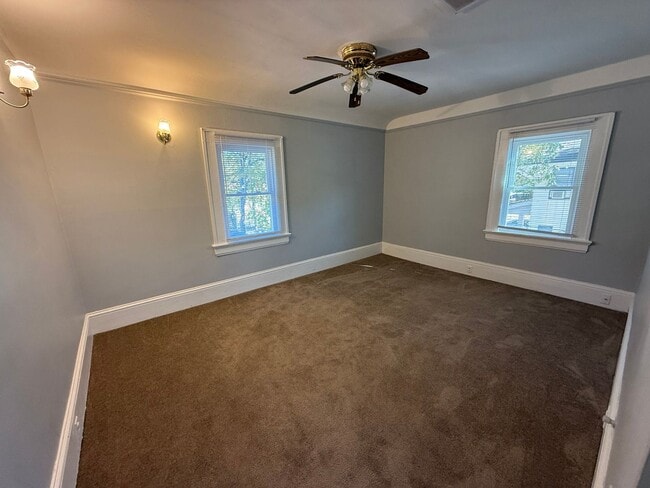 Building Photo - 903 Lee St N