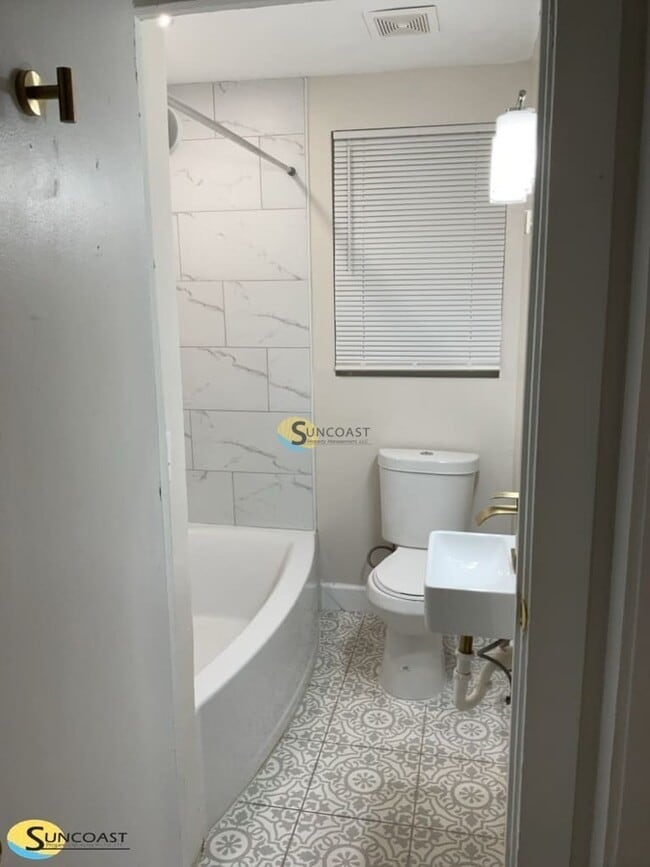 Building Photo - 3233 Rosselle St