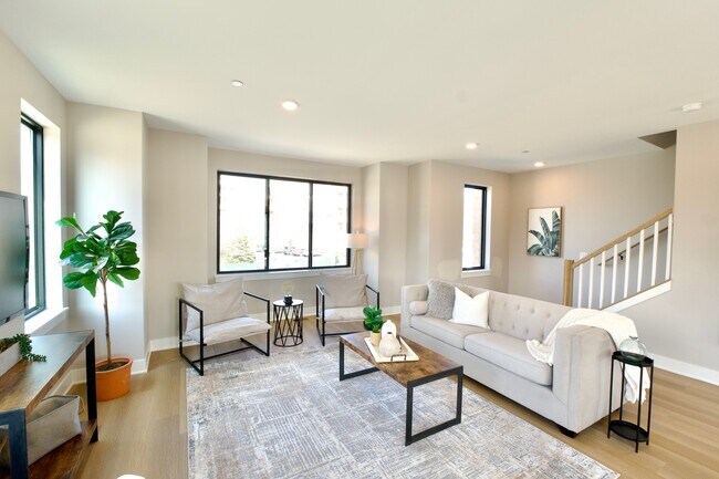 Building Photo - 155 Pointe Dr