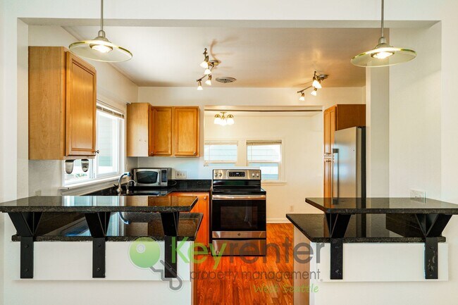 Building Photo - Versatile 4-Bedroom with Patio, Parking, a...
