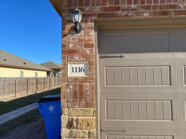 Building Photo - Luxury 3/2 Duplex in Seguin, Texas!