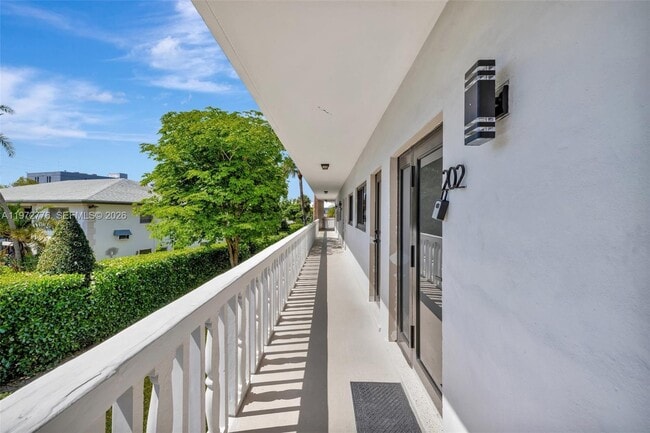 Building Photo - 2190 NE 51st Ct