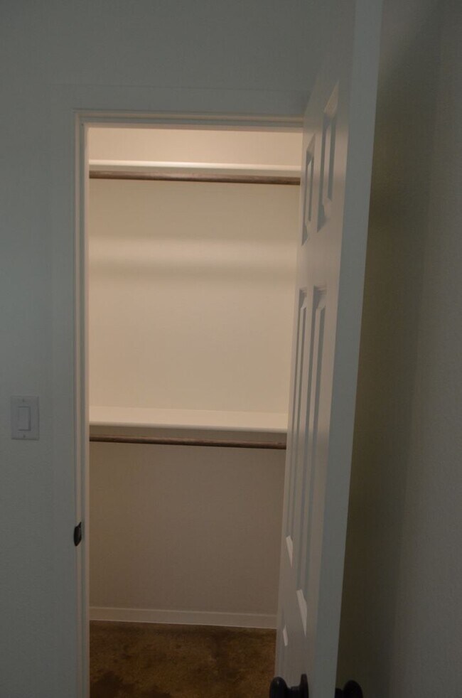 Building Photo - 977 Cline Dr