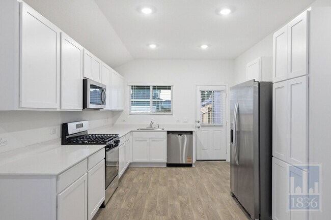 Building Photo - 306 Constanza Trl
