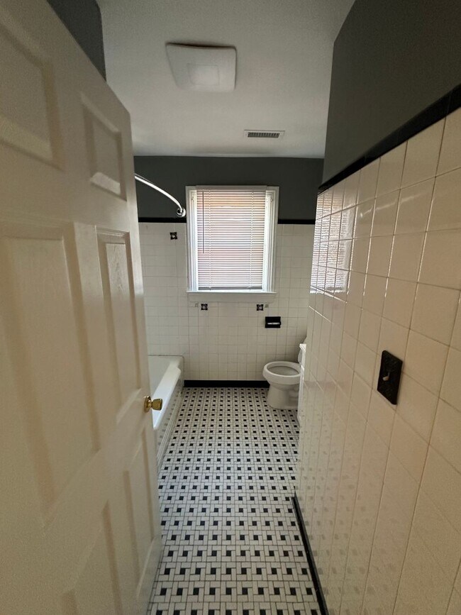 Building Photo - Cozy 2 bedroom