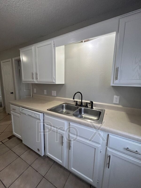 Building Photo - 3403 SW Victoria Pl