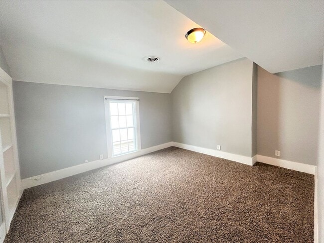 Building Photo - 677 Oak St