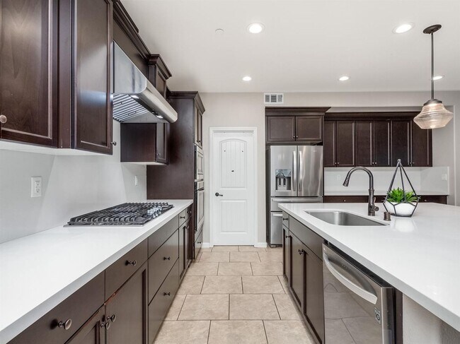 Building Photo - Newly Built 5 Bedroom Home Near Clovis East