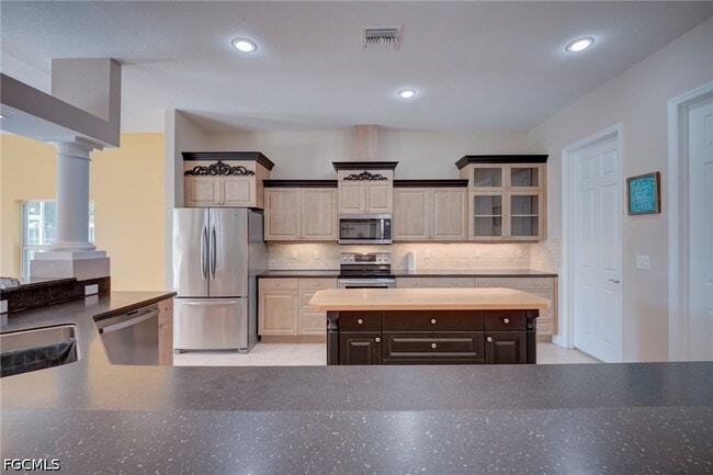 Building Photo - 638 Parkdale Blvd