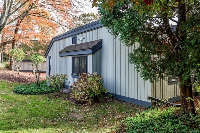 Building Photo - 929 Heritage Vlg