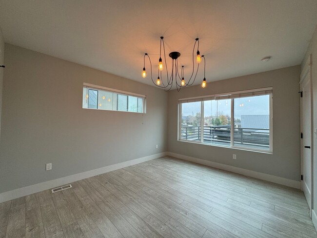 Building Photo - Modern 2 Bed, 2 Bath with Rooftop Patio!