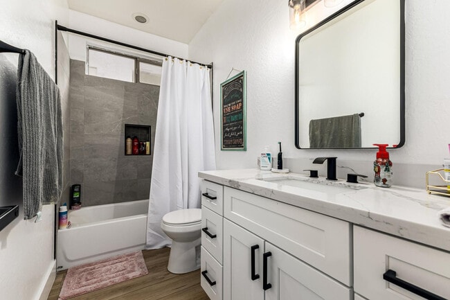 Building Photo - 2707 W Lamar Rd