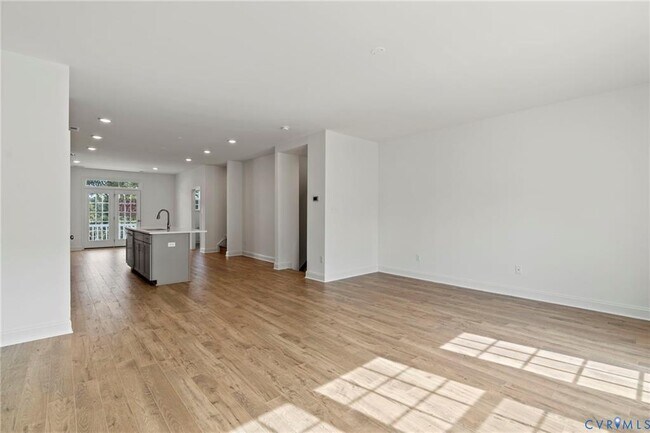 Building Photo - 13800 Village View Dr