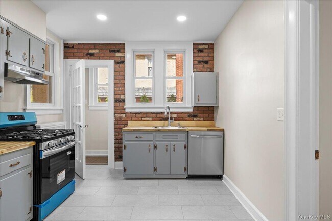 Building Photo - 78 Violet Ave