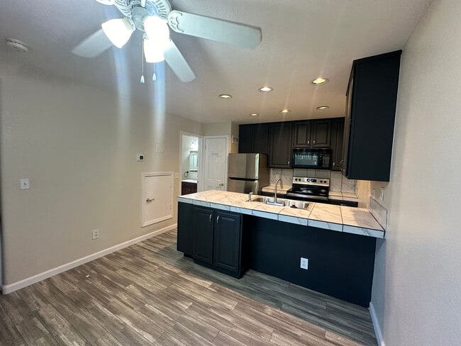 Building Photo - 2 Bed, 2.5 Bath Condo in Reno