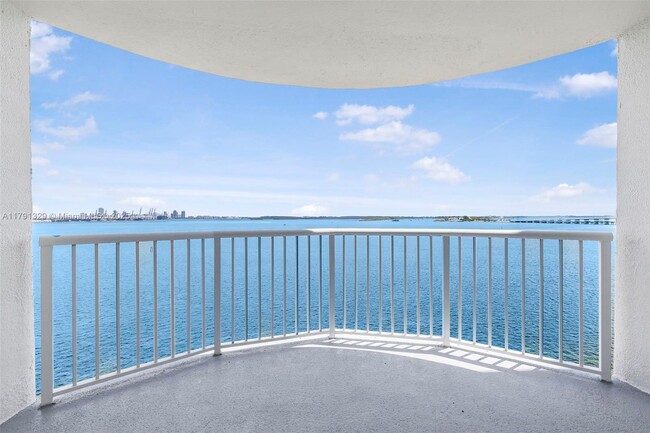 Building Photo - 1420 Brickell Bay Dr