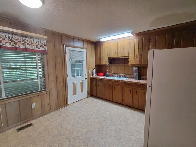 Building Photo - 1507 Brennen Rd