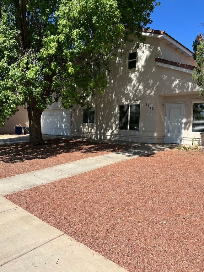 Building Photo - Nice 3 Bedroom, 2.5 bathroom townhome in S...