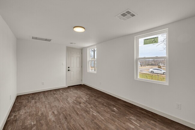 Building Photo - 1017 W Newton St