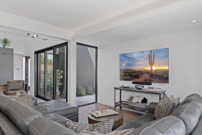 Building Photo - 1329 E Pomelo Grove Ln