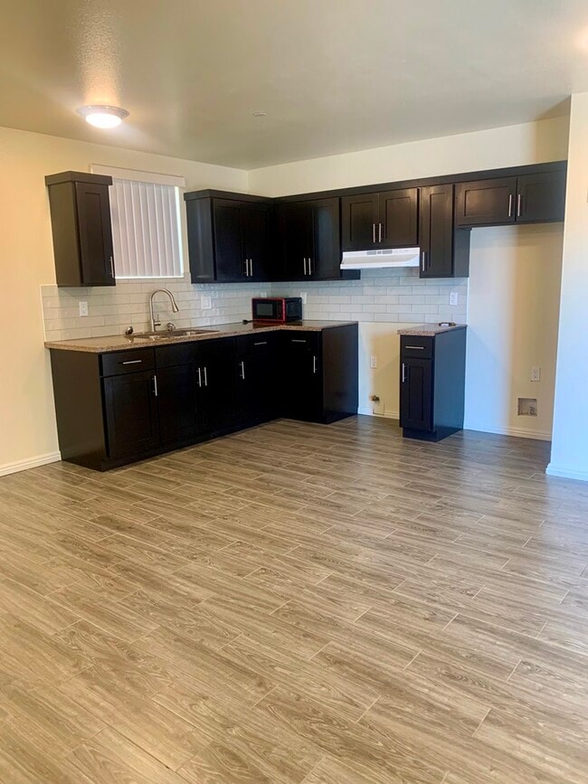 Building Photo - 924 W 78th St