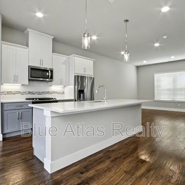 Building Photo - 728 N Plano Rd