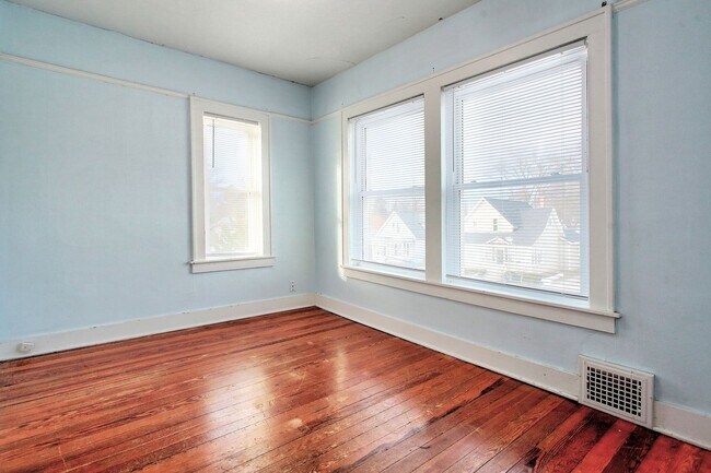 Building Photo - 140/142 E 15th Street