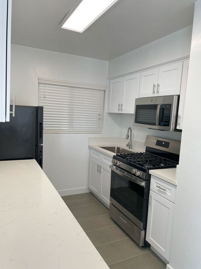 Interior Photo - 1815 N. Harvard Blvd