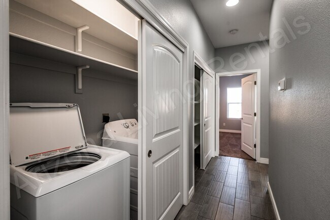 Building Photo - DON'T MISS THIS THREE BEDROOM TOWNHOUSE IN A PRIME LOCATION