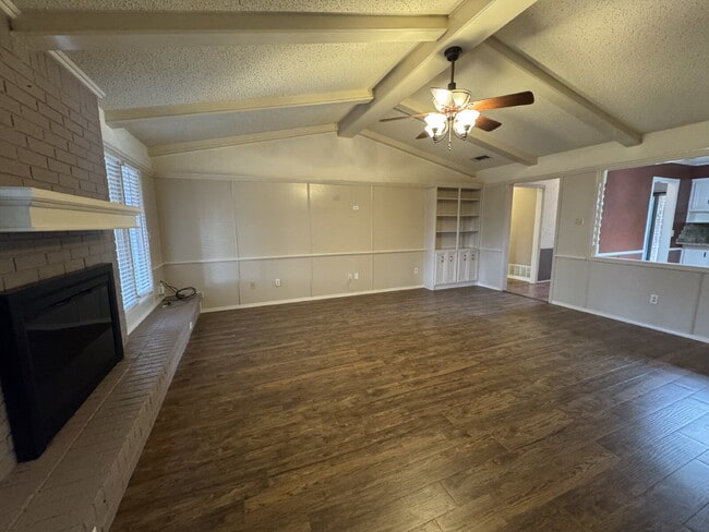 Building Photo - "Spacious 3-Bedroom with 2 Full Baths in P...