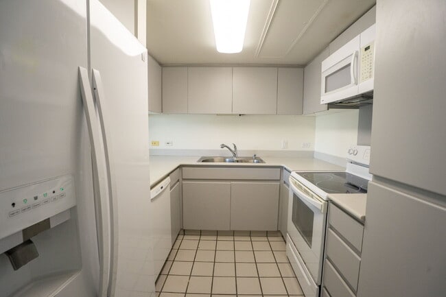 Building Photo - Bright 3-Bedroom Honolulu Condo with 2 Par...