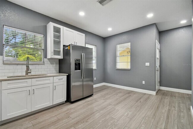 Building Photo - 6810 N Navin Ave
