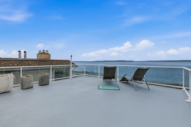 Building Photo - 3221 Alki Ave SW