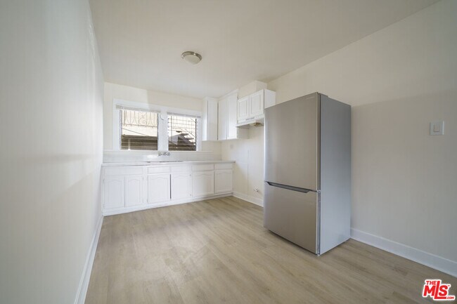 Building Photo - 229 E 85th St