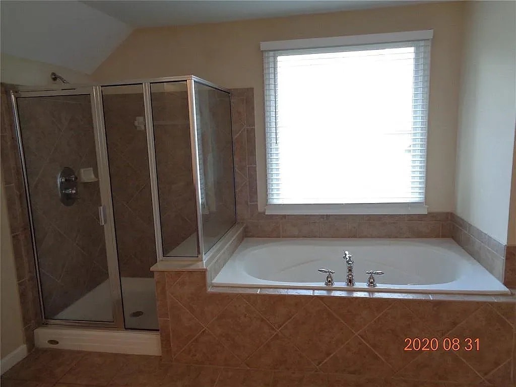 Building Photo - Room in House on Creekview Ridge Dr NE