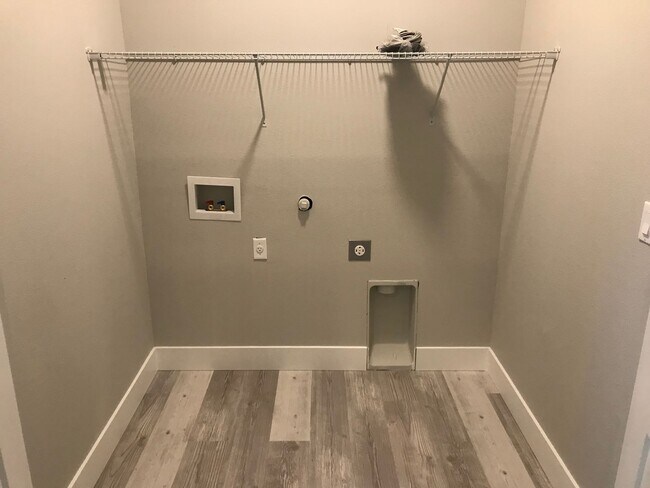 Building Photo - Pet Friendly Three Bedroom in Central Loca...